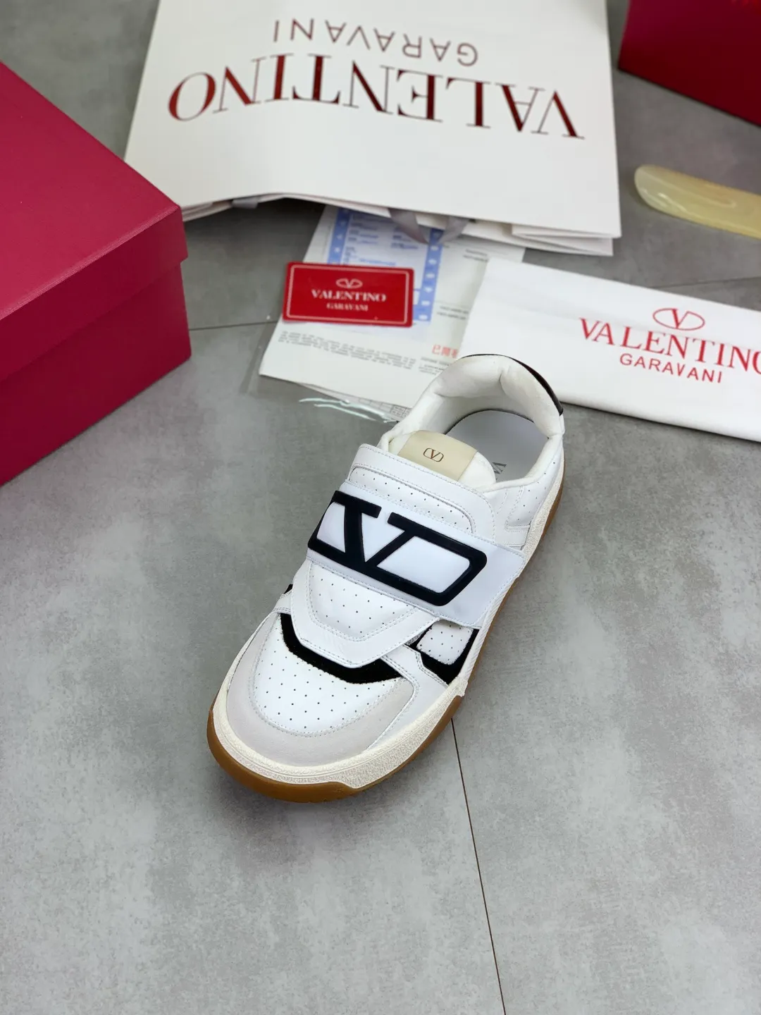 Men's men's shoes 💰P680 New Valentino 𝑶𝒏𝒆𝑺𝒕𝒖𝒅 Couple's sports shoes series Valentino 2025 new couple's sports shoes are on sale. The original ZP purchase and dismantling. Repeated pattern making and modification. 1:1 restoration! Top luxury masterpiece Velcro design Soft and comfortable imported calfskin brings excellent elegant texture and excellent on-foot comfort Top purchasing version upper: imported calfskin surface/original oil edge craftsmanship Lining: water-dyed sheepskin lining Outsole: original development 𝐓𝐏𝐔 two-color combination outsole Packaging: original configuration complete package Code number: 35-46